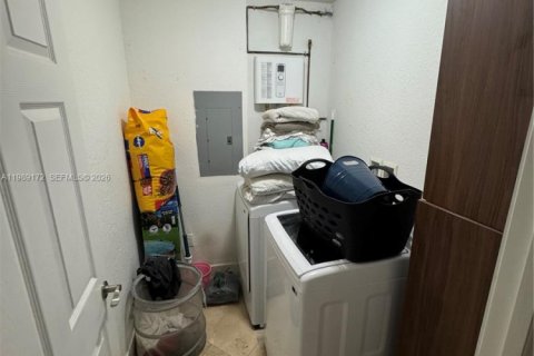 Casa en venta en Hialeah, Florida, 4 dormitorios, 172.61 m2 № 2058177 - foto 7