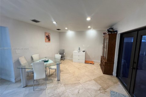 Casa en venta en Hialeah, Florida, 4 dormitorios, 172.61 m2 № 2058177 - foto 3