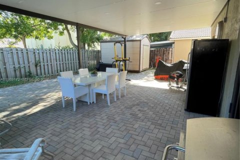 Casa en venta en Hialeah, Florida, 4 dormitorios, 172.61 m2 № 2058177 - foto 19