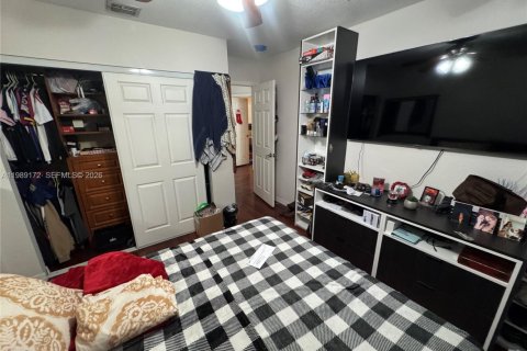 Casa en venta en Hialeah, Florida, 4 dormitorios, 172.61 m2 № 2058177 - foto 12