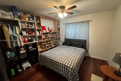 Casa en venta en Hialeah, Florida, 4 dormitorios, 172.61 m2 № 2058177 - foto 13