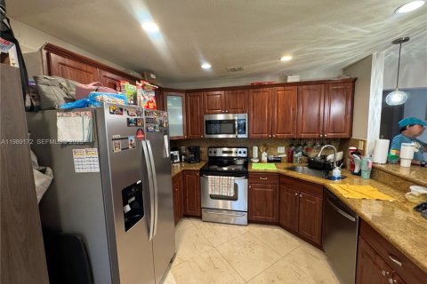 Casa en venta en Hialeah, Florida, 4 dormitorios, 172.61 m2 № 2058177 - foto 4