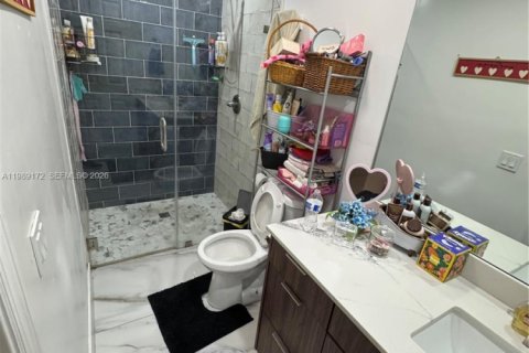 Casa en venta en Hialeah, Florida, 4 dormitorios, 172.61 m2 № 2058177 - foto 6