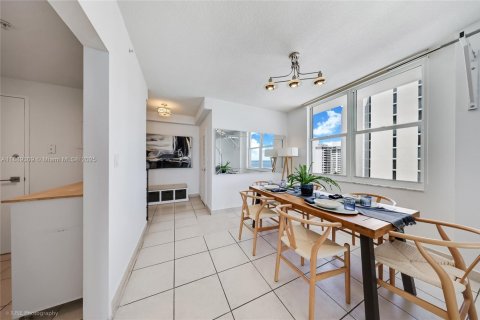Copropriété à vendre à Miami Beach, Floride: 2 chambres, 128.21 m2 № 1938558 - photo 11