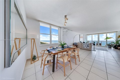 Condo in Miami Beach, Florida, 2 bedrooms  № 1938558 - photo 12