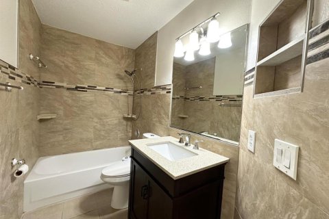 House in Tarpon Springs, Florida 3 bedrooms, 139.82 sq.m. № 2234017 - photo 14