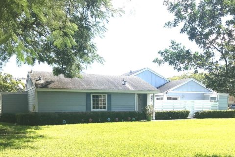 House in Miami, Florida 2 bedrooms, 79.15 sq.m. № 1953813 - photo 1