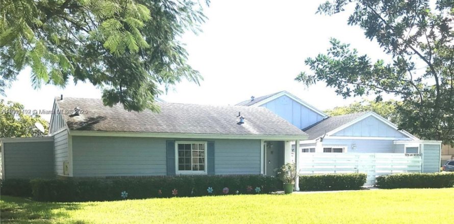 House in Miami, Florida 2 bedrooms, 79.15 sq.m. № 1953813