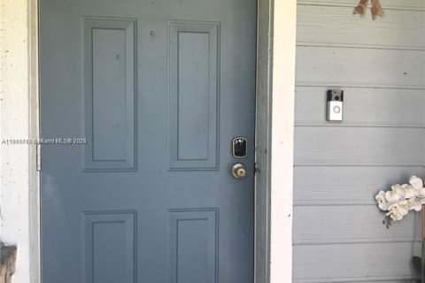 House in Miami, Florida 2 bedrooms, 79.15 sq.m. № 1953813 - photo 4