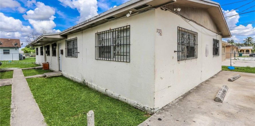 Propiedad comercial en Florida City, Florida 195.09 m2 № 1891503