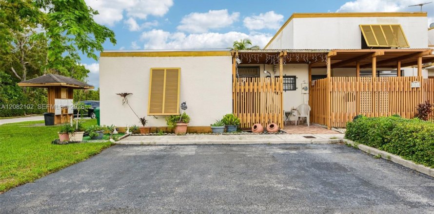 Adosado en Miami, Florida 3 dormitorios, 135.45 m2 № 2353003