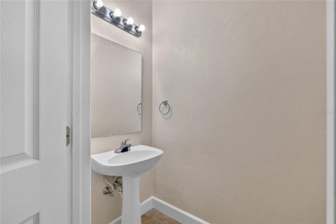 Condo in Gainesville, Florida, 2 bedrooms № 2230429 - photo 13
