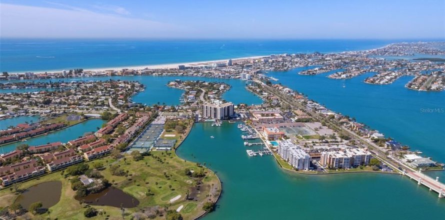 Condominio en Treasure Island, Florida, 2 dormitorios № 1685070