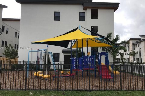 Townhouse in Doral, Florida 3 bedrooms, 132.39 sq.m. № 1987018 - photo 2