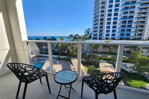 Condominio en Hollywood, Florida, 1 dormitorio  № 2058044