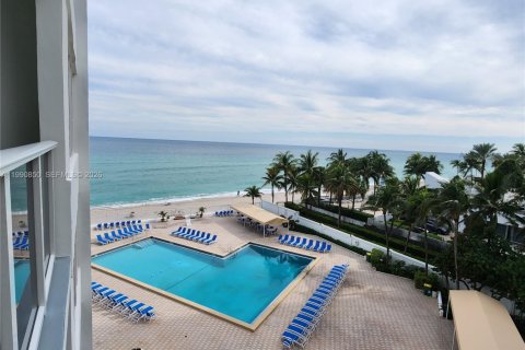 Condominio en alquiler en Hollywood, Florida, 1 dormitorio, 72.46 m2 № 2058044 - foto 2