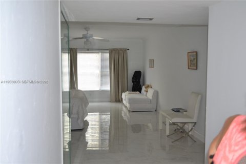 Condo in Fort Lauderdale, Florida, 3 bedrooms  № 2007769 - photo 6