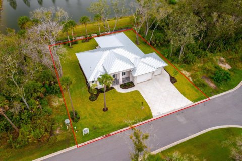 House in Fort Pierce, Florida 4 bedrooms, 251.77 sq.m. № 1226896 - photo 1