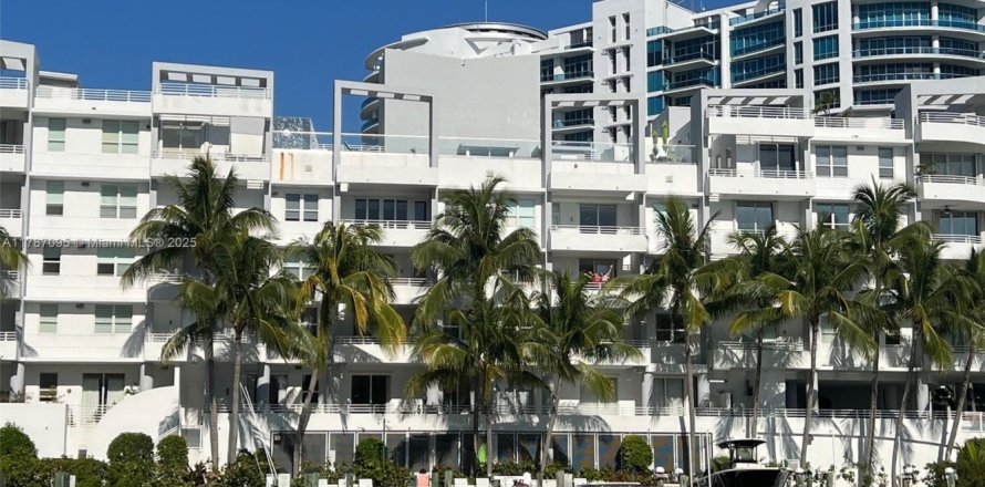 Condominio en Miami Beach, Florida, 2 dormitorios № 1708374