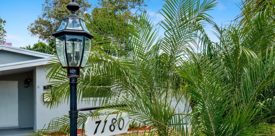 House in Hollywood, Florida 4 bedrooms, 120.96 sq.m. № 1173161