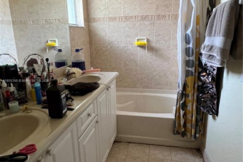 Townhouse in Homestead, Florida 4 bedrooms, 182.55 sq.m. № 1864383 - photo 12