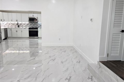 Villa ou maison à louer à North Miami, Floride: 7 chambres, 249.07 m2 № 1864795 - photo 18