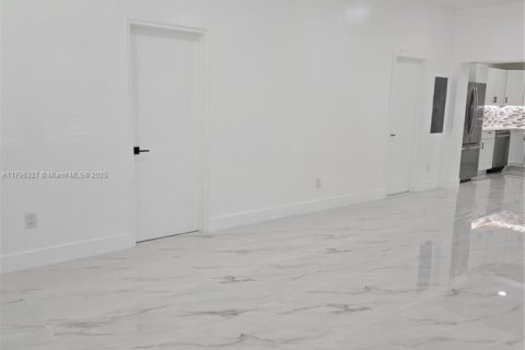 Villa ou maison à louer à North Miami, Floride: 7 chambres, 249.07 m2 № 1864795 - photo 7