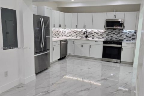 Villa ou maison à louer à North Miami, Floride: 7 chambres, 249.07 m2 № 1864795 - photo 19