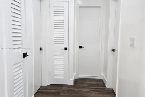 Villa ou maison à louer à North Miami, Floride: 7 chambres, 249.07 m2 № 1864795 - photo 10
