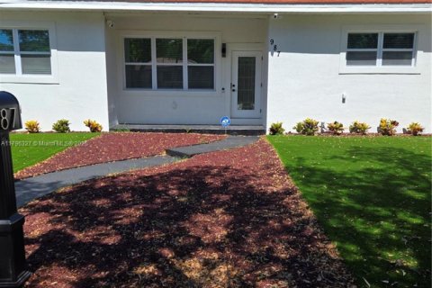 Villa ou maison à louer à North Miami, Floride: 7 chambres, 249.07 m2 № 1864795 - photo 1