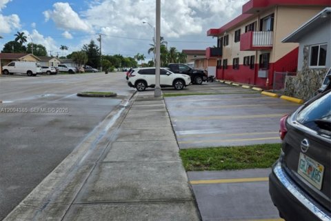 Commercial property in Hialeah, Florida 150.13 sq.m. № 2392086 - photo 2