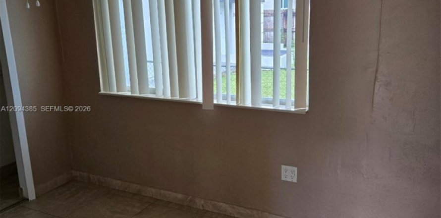 Commercial property in Hialeah, Florida 150.13 sq.m. № 2392086