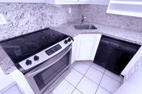 Condo in North Miami, Florida, 1 bedroom  № 2271263 - photo 10