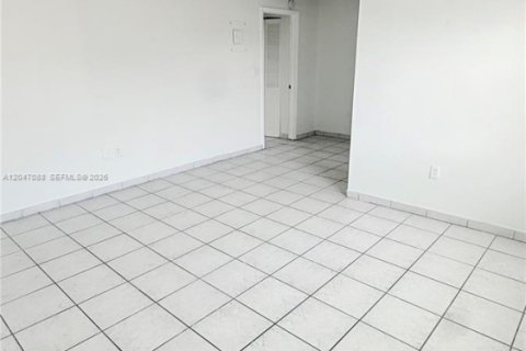 Condo in North Miami, Florida, 1 bedroom  № 2271263 - photo 11