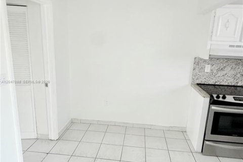 Condo in North Miami, Florida, 1 bedroom  № 2271263 - photo 12
