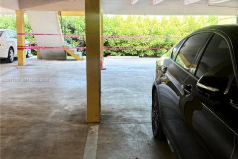 Condo in North Miami, Florida, 1 bedroom  № 2271263 - photo 21