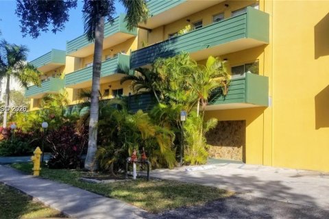 Condo in North Miami, Florida, 1 bedroom  № 2271263 - photo 3