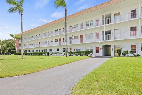 Condo in Saint Petersburg, Florida, 2 bedrooms  № 1320016 - photo 1