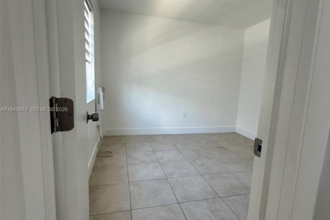 Villa ou maison à louer à Miami, Floride: 1 chambre, 62.71 m2 № 1999221 - photo 12