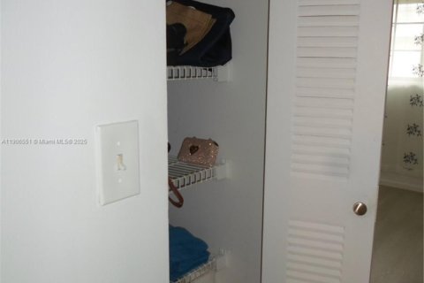 Copropriété à louer à Miami, Floride: 2 chambres, 98.94 m2 № 1957101 - photo 15