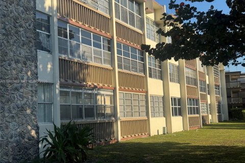 Купить кондоминиум в Майами, Флорида 2 спальни, 90.58м2, № 2090437 - фото 25