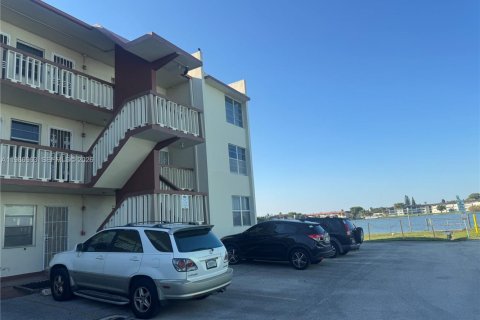 Купить кондоминиум в Майами, Флорида 2 спальни, 90.58м2, № 2090437 - фото 4
