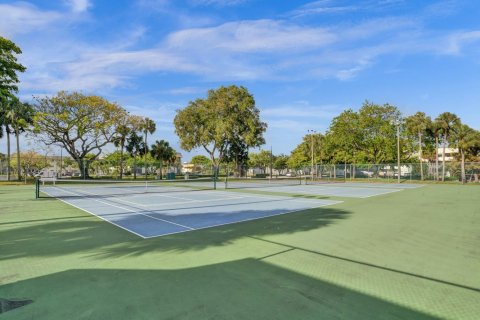 Condo in Tamarac, Florida, 2 bedrooms  № 1116599 - photo 1