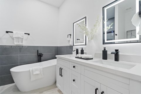 House in Wellington, Florida 3 bedrooms, 154.03 sq.m. № 2003027 - photo 20