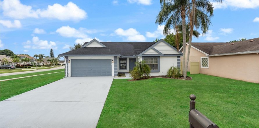 House in Wellington, Florida 3 bedrooms, 154.03 sq.m. № 2003027