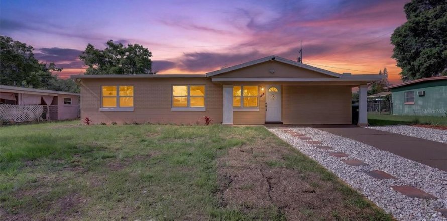 House in Orlando, Florida 4 bedrooms, 141.3 sq.m. № 2232290