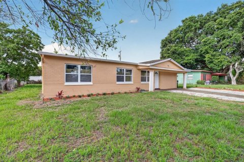 House in Orlando, Florida 4 bedrooms, 141.3 sq.m. № 2232290 - photo 2