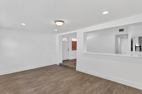 House in Orlando, Florida 4 bedrooms, 141.3 sq.m. № 2232290 - photo 8