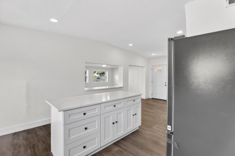 House in Orlando, Florida 4 bedrooms, 141.3 sq.m. № 2232290 - photo 12