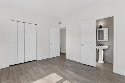 House in Orlando, Florida 4 bedrooms, 141.3 sq.m. № 2232290 - photo 18